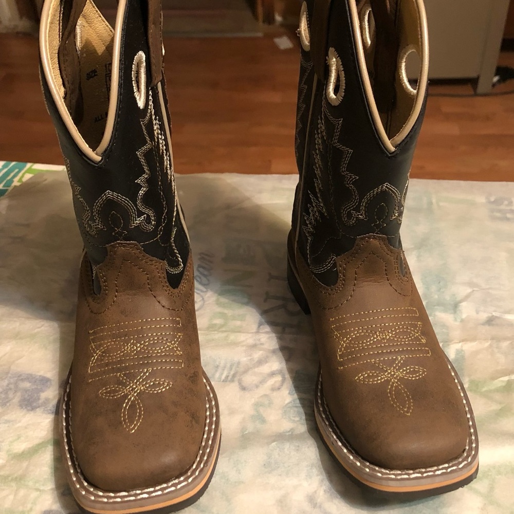 They are to little . They are a size 10 never worn - Picture 3 of 4